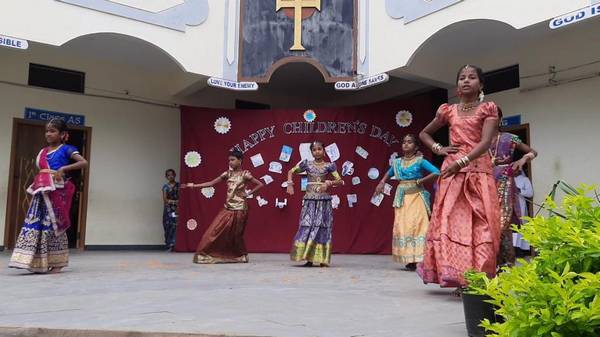 Photo21 Danse lors de la journee des enfants.jpg